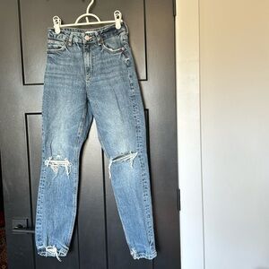🎉 Zara Light Wash High Rise Ripped Skinny Jeans